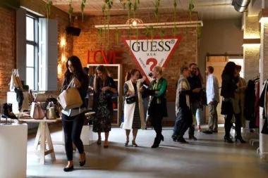 U ekskluzivnom showroomu predstavljena Guess kolekcija istočnjačkog duha
