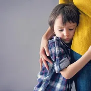 Zašto dijete ne treba svima davati poljupce i zagrljaje