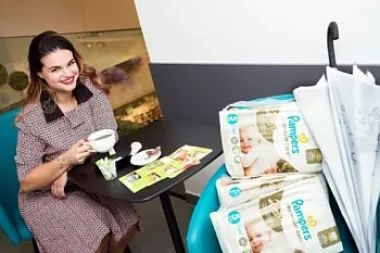 dm i Pampers daruju poklon paket s dizajnerskim kišobranom