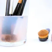 Kako brzo i učinkovito očistiti kistove za šminku?