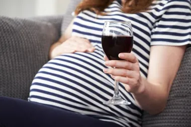 Prema rezultatima ankete trećina žena u Hrvatskoj smatra da čaša vina u trudnoći ne škodi njihovoj bebi