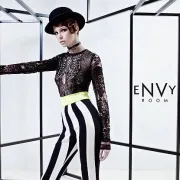 Monokromatski grafizam i toksične boje u proljetnoj eNVy room kolekciji