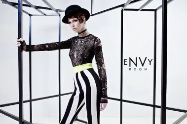 Monokromatski grafizam i toksične boje u proljetnoj eNVy room kolekciji
