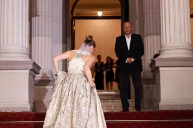 Jelena Veljača i Lana Barić poput hollywoodskih diva na sarajevskom crvenom tepihu u kreacijama Kaftan Studia