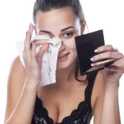 Zašto dermatolozi ne vole maramice za uklanjanje šminke?