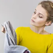 Isprobali smo nekoliko tehnika uklanjanja mrlja od šminke, a ove su najefikasnije...