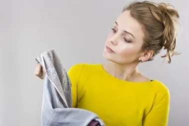 Isprobali smo nekoliko tehnika uklanjanja mrlja od šminke, a ove su najefikasnije...