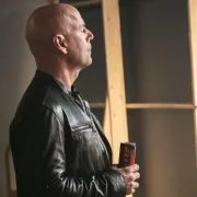 Izgledaš kao onaj lik iz filma Umri muški!