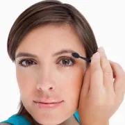 10 najboljih makeup trikova za osobe sa spuštenim kapcima