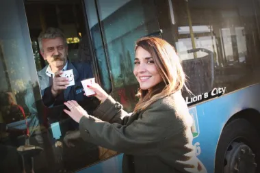 Marijana Batinić i Franck iznenadili vatrogasce, vozače ZET-a i  djelatnike na Dolcu prvom jutarnjom kavom