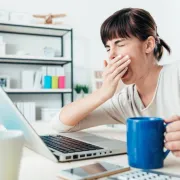 Spava vam se na poslu – kako se razbuditi?