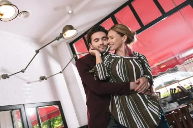 Starija žena i mlađi muškarac - može li ovakva ljubav opstati?