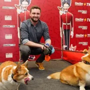 Matija Cvek nesvakidašnjim nastupom iznenadio publiku na premijeri crtića 'Korgi: Kraljevski pas velikog srca'