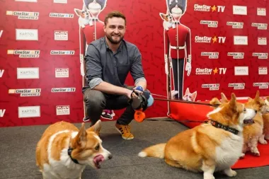 Matija Cvek nesvakidašnjim nastupom iznenadio publiku na premijeri crtića 'Korgi: Kraljevski pas velikog srca'