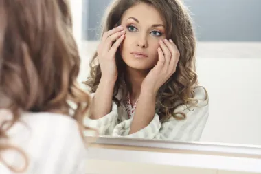 6 trikova koji učinkovito pomažu kod natečenih i podbuhlih očiju