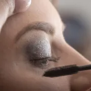 Četiri trika sa sjenilom koji će te učiniti 10 godina mlađom
