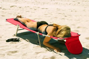 Ležaljka za plažu koja je 'must have' dodatak za sve ljubiteljice čitanja