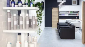 Salon u koji ćete se zaljubiti idealan je spoj industrijskog i modernog designa