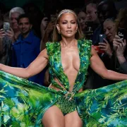 19 godina kasnije: J.Lo prošetala pistom u kultnoj haljini i ponovno zapalila internet