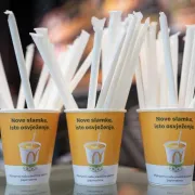 McDonald's uvodi papirnate slamke uz obvezu da će do 2025. godine koristiti isključivo recikliranu ambalažu