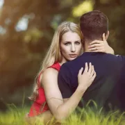 Znakovi koji mogu pokazati da ti partner nešto skriva