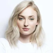 Želite porculanski ten kakav ima Sophie Turner? Otkrivamo vam njezine skincare rituale