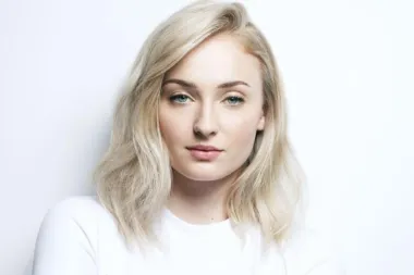 Želite porculanski ten kakav ima Sophie Turner? Otkrivamo vam njezine skincare rituale