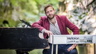 Zvjezdan Ružić jedini na svijetu svira Pianotron - spoj mellotrona i klavira. Razgovarale smo s njim