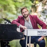 Zvjezdan Ružić jedini na svijetu svira Pianotron - spoj mellotrona i klavira. Razgovarale smo s njim
