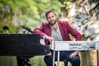 Zvjezdan Ružić jedini na svijetu svira Pianotron - spoj mellotrona i klavira. Razgovarale smo s njim