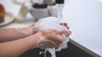 Trenutno ništa nije važnije od čestog pranja ruku. No, kako to činiti ako imaš neurodermitis ili psorijazu?
