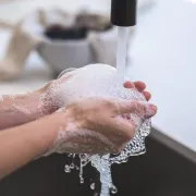 Trenutno ništa nije važnije od čestog pranja ruku. No, kako to činiti ako imaš neurodermitis ili psorijazu?