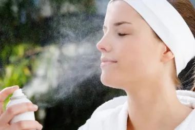 Izgleda da termalne vode za lice mogu pomoći u prevenciji koronavirusa. Ovo su naši favoriti