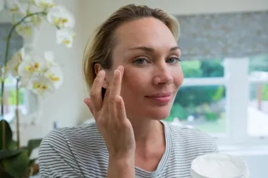 Većina nas sad ne koristi make up, a evo što se događa s kožom nakon dan, tjedan i mjesec bez šminke