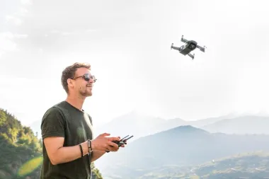 #ostanidoma: Iz karantene je uspio upoznati djevojku, a 'osvojio' ju je dronom