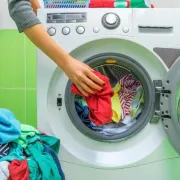 Koliko dugo koronavirus 'živi' na odjeći - i hoće li sredstvo za pranje rublja ubiti COVID-19?
