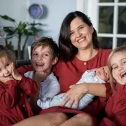 Ovo je Slavica - mama četvero djece koja svakodnevno na YouTubeu stvara obiteljske uspomene