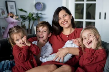 Ovo je Slavica - mama četvero djece koja svakodnevno na YouTubeu stvara obiteljske uspomene