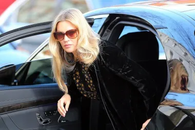 Kate Moss, Charlotte Tilbury i mnoge druge dame donirale su svoje dizajnerske 'krpice' kako bi pomogle borbi protiv koronavirusa