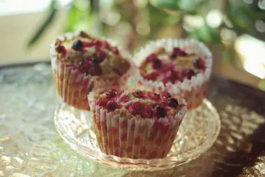 Muffini od kokosa, čokolade i bobičastog voća za koje ti ne treba brašno