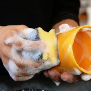 Spužvice za pranje posuđa možeš sanitizirati sa sastojkom koji sigurno imaš kod kuće