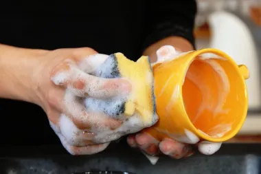 Spužvice za pranje posuđa možeš sanitizirati sa sastojkom koji sigurno imaš kod kuće