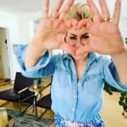 Indira objavila na YouTube kanalu novu pjesmu 'Za milijun godina' i poručila: 'Okrenimo se danas sreći!'