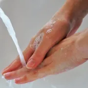 Kako zaštititi ruke od isušivanja sada kada ih moraš prati češće, no ikad?