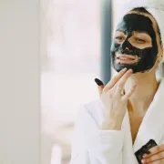 Aktivni ugljen čisti te iznutra i izvana: Napravi sama masku za lice i riješi se mitesera