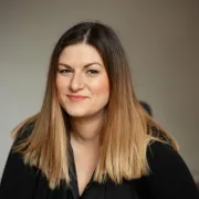 Ona je informatologinja, mama trogodišnjih blizanaca, ali i operativna direktorica firme koja se trenutačno 'bori' i protiv moćnog Googlea
