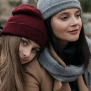 8 razloga zašto izgledamo mlađe od svojih roditelja kada su bili u našim godinama