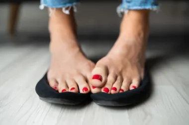 Osjećaš trnce u stopalima? Liječnici su objasnili što sve može biti uzrok