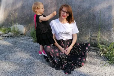 Zbog korone je izgubila posao i to ju je potaklo da pokrene svoj brend. Željka sada dizajnira i šiva odjeću za djevojčice