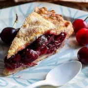 Neodoljiva američka pita od trešanja savršen je proljetni recept koji možeš pripremiti već danas
